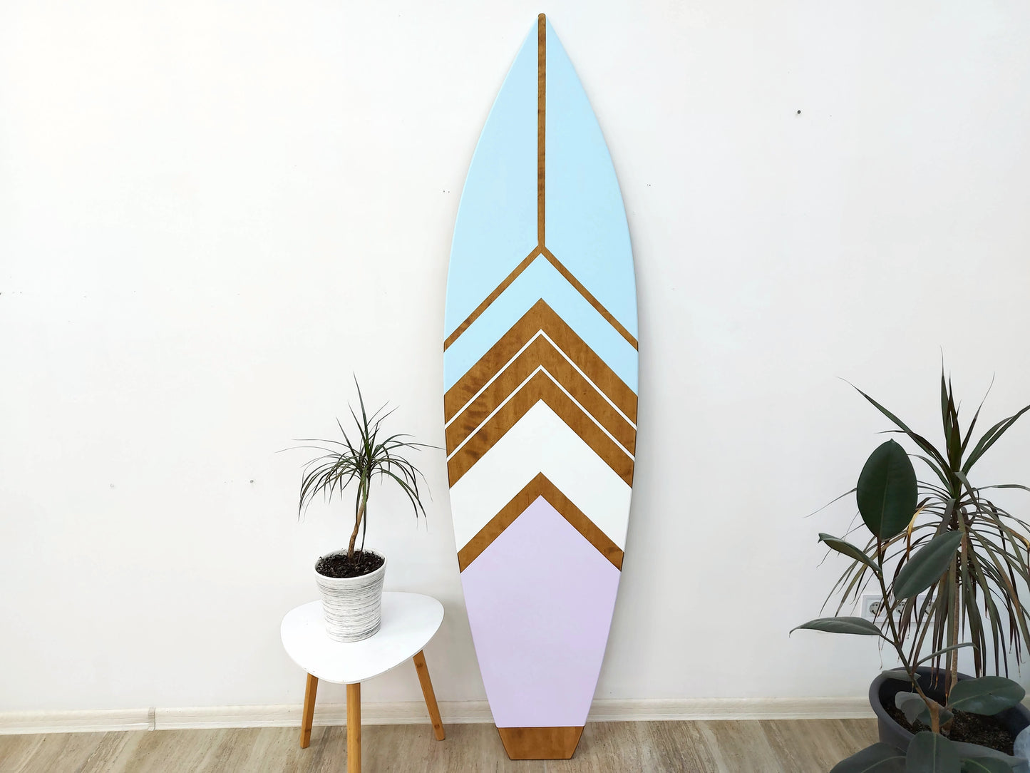 Decorative surfboard with chevron pattern