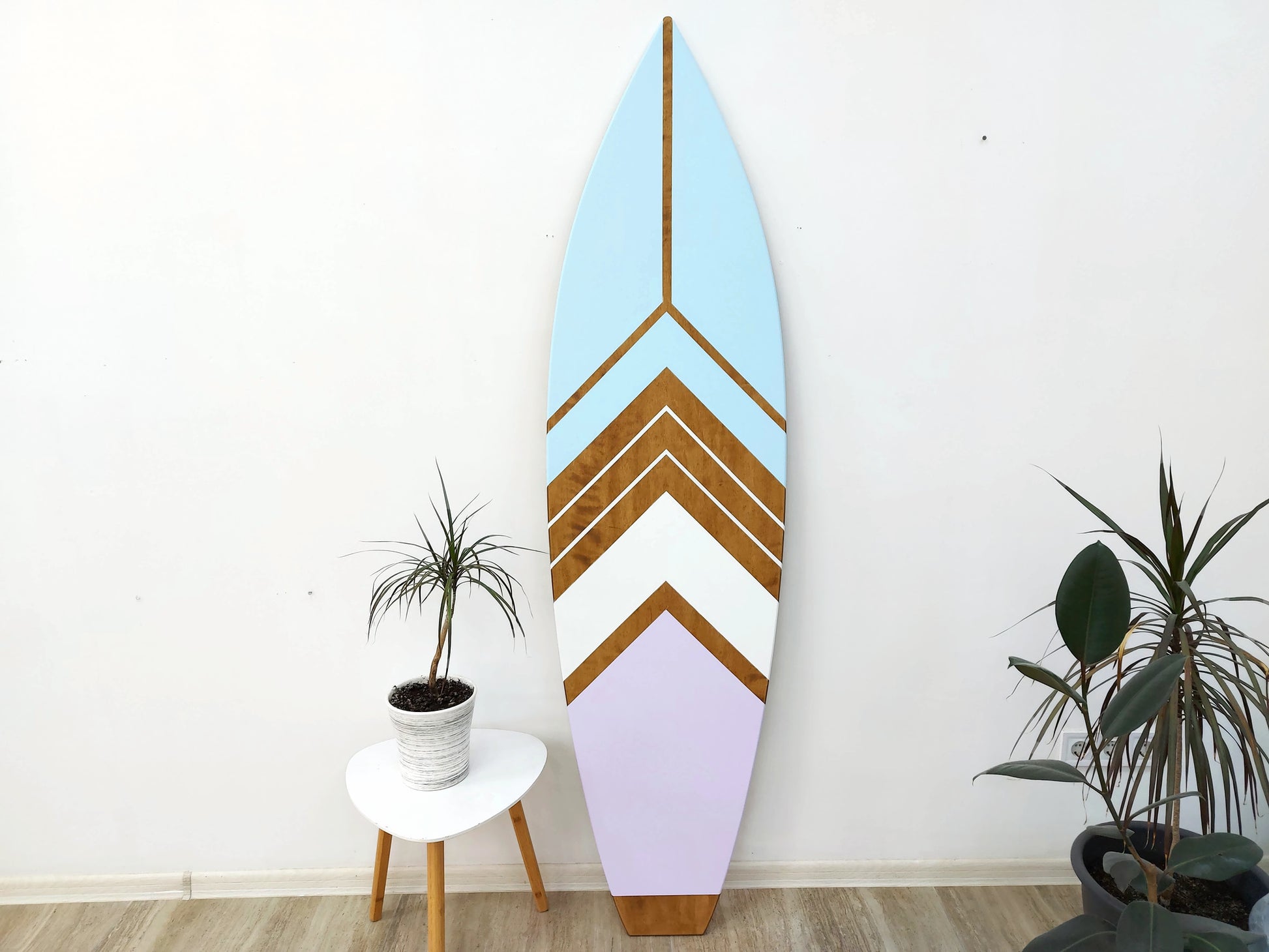 Decorative surfboard with chevron pattern