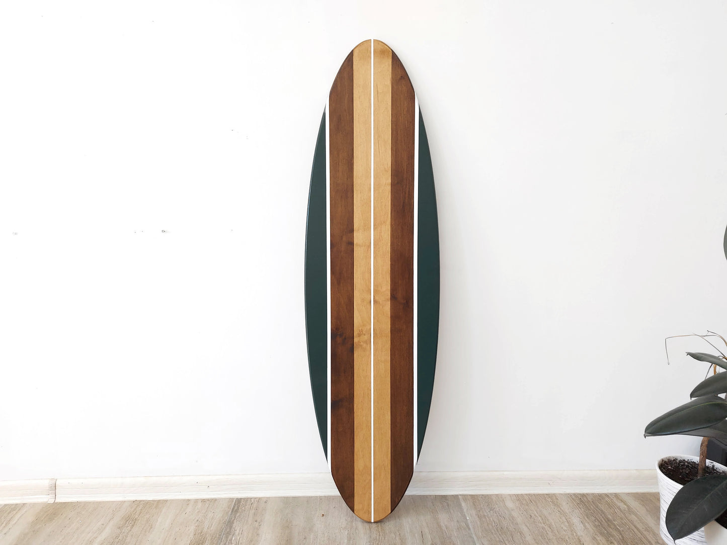 Ocean themed surfboard wall décor in bedroom